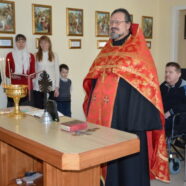 Священнослужители и прихожане храмов Клайпедского благочиния поздравили насельников домов опеки с Пасхой